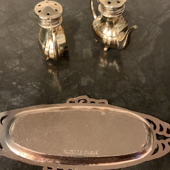 Vintage miniature, Minnesota salt and pepper, tea, pot, and tray - Picture 5 of 5